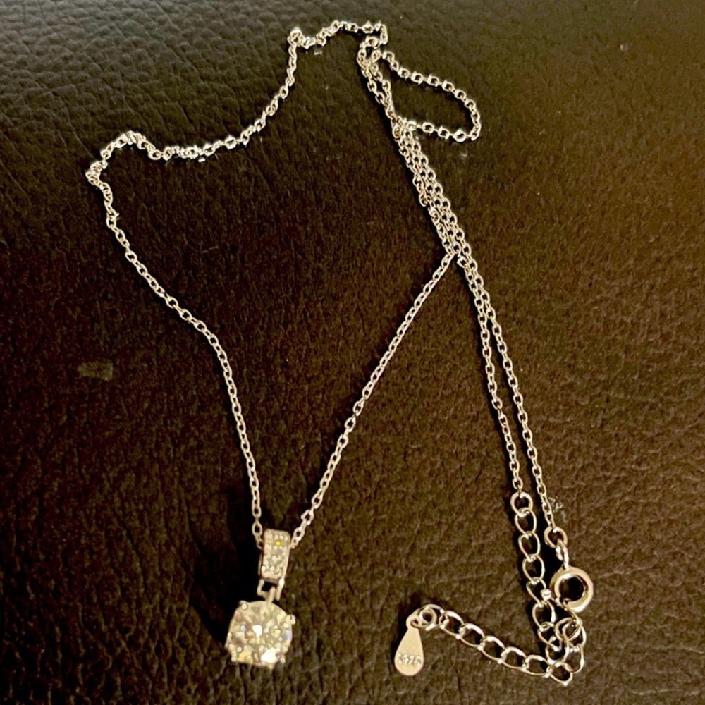 Elegant Silver Necklace with Pendant